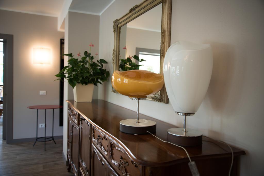 B&B La Dimora Del Garda Сирмионе Экстерьер фото